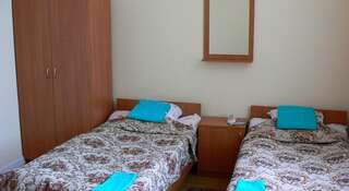 Гостиница Пилигрим Псков Двухместный номер с 2 отдельными кроватями и общей ванной комнатой-3